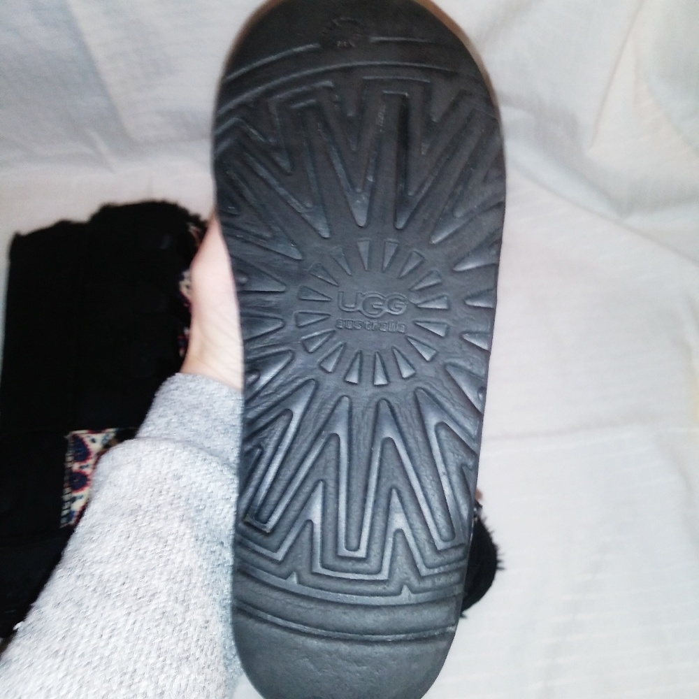 UGG (NWOT) black bailey bows tall w/ paisley - Picture 4 of 8